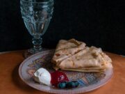 Msemen, les crêpes algériennes à base de farine de blé : préparation détaillée Woman making Algerian Msemen crepes with rolling pin on floured surface
