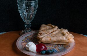Msemen, les crêpes algériennes à base de farine de blé : préparation détaillée Woman making Algerian Msemen crepes with rolling pin on floured surface