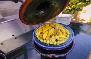 Ragoût marocain aux patates douces et poulet : recette traditionnelle pour le dîner de famille Family enjoying traditional Moroccan sweet potato and chicken stew