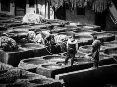 Techniques ancestrales marocaines de conservation de l’eau pour une consommation durable Femme marocaine utilisant des techniques ancestrales pour conserver de l'eau durablement