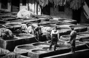Techniques ancestrales marocaines de conservation de l’eau pour une consommation durable Femme marocaine utilisant des techniques ancestrales pour conserver de l'eau durablement