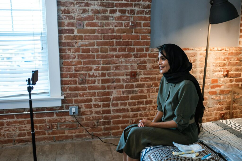 Les innovations fluides de Fatma Ben Abdallah : un changement éclatant dans le monde maghrébin de la diaspora
