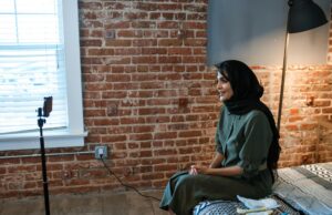 Les innovations fluides de Fatma Ben Abdallah : un changement éclatant dans le monde maghrébin de la diaspora Fatma Ben Abdallah showcasing her groundbreaking innovations in the Maghreb diaspora world