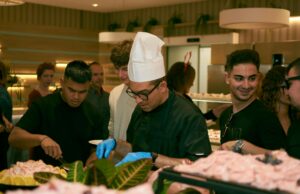 Mohamed Cheikh, le cuisinier algérien remportant Top Chef en 2021 : un hommage à la culture culinaire maghrébine Mohamed Cheikh, Algerian chef, Top Chef winner 2021 holding trophy amidst Maghrebin dishes