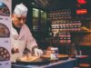 Le Belfort théâtre du Grrranit : une gastronomie algérienne inoubliable partagée par un chef passionné Chef de cuisine Belaïd préparant du couscous algérien dans le Belfort théâtre du Grrranit à Paris