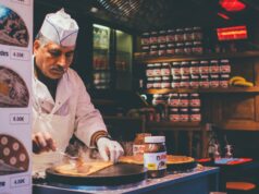 Le Belfort théâtre du Grrranit : une gastronomie algérienne inoubliable partagée par un chef passionné Chef de cuisine Belaïd préparant du couscous algérien dans le Belfort théâtre du Grrranit à Paris