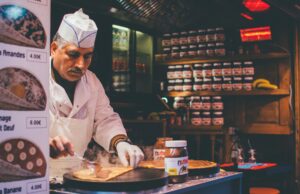 Le Belfort théâtre du Grrranit : une gastronomie algérienne inoubliable partagée par un chef passionné Chef de cuisine Belaïd préparant du couscous algérien dans le Belfort théâtre du Grrranit à Paris
