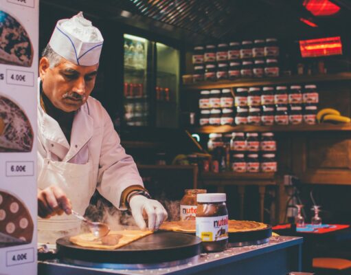Le Belfort théâtre du Grrranit : une gastronomie algérienne inoubliable partagée par un chef passionné Chef de cuisine Belaïd préparant du couscous algérien dans le Belfort théâtre du Grrranit à Paris
