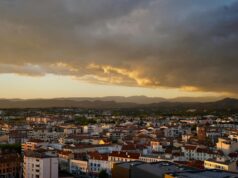 Le tragique cas de la colère à Perpignan : enquête sur les circonstances du décès d’un homme après un voyage au Maghreb homme décédé après voyage au Maghreb, enveloppe de lettres sur une table devant une fenêtre à Perpignan
