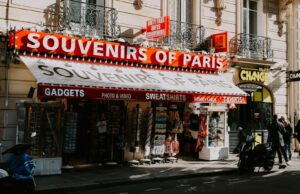 Concept Stores Africains à Paris : Une approche moderne du design et de l’artisanat traditionnel Concept Store Africain à Paris avec des bijoux et des produits de design traditionnels africains
