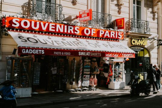Concept Stores Africains à Paris : Une approche moderne du design et de l’artisanat traditionnel Concept Store Africain à Paris avec des bijoux et des produits de design traditionnels africains