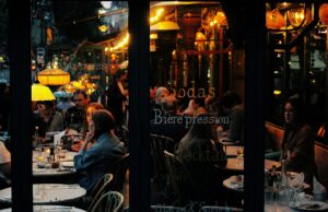 Immigration Maghrébine-France : comment le nouvel équilibre démographique français influence la société française Famille maghrébine en France s'assiedant à table, partageant un repas traditionnel