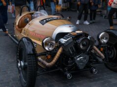 La savoir-faire artisanale marocaine dans le domaine de l’automobile au Salon Rétromobile 2026 : un rendez-vous incontournable pour les Marocains à la diaspora Marocain artisan travaillant sur une voiture à l'intérieur du Salon Rétromobile 2026 à Paris