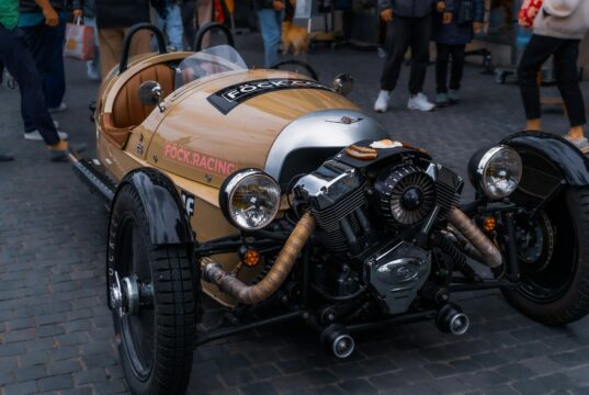 La savoir-faire artisanale marocaine dans le domaine de l’automobile au Salon Rétromobile 2026 : un rendez-vous incontournable pour les Marocains à la diaspora Marocain artisan travaillant sur une voiture à l'intérieur du Salon Rétromobile 2026 à Paris