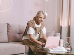 Les cheveux gris et leur potentiel rôle dans la prévention du cancer : une revue des faits Woman with gray hair undergoing cancer screening