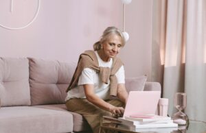 Les cheveux gris et leur potentiel rôle dans la prévention du cancer : une revue des faits Woman with gray hair undergoing cancer screening