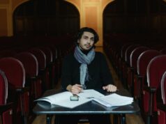 Abdelmadjid Meskoud : un chanteur chaâbi disparu à 73 ans – Hommage et mémoire Chanteur Abdelmadjid Meskoud en train de chanter avec une guitare