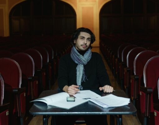 Abdelmadjid Meskoud : un chanteur chaâbi disparu à 73 ans – Hommage et mémoire Chanteur Abdelmadjid Meskoud en train de chanter avec une guitare