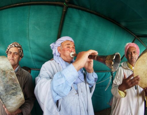 Le Chaâbi, la voix d’Alger : histoire, artistes et influences sur la musique arabe Algerian man playing traditional chaabi music