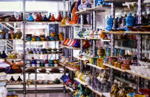 Boutique d’artisanat marocain ouverte à Cherbourg-en-Cotentin : une introduction au design marocain Boutique d'artisanat marocain à Cherbourg-en-Cotentin avec des objets de décoration typiques du Maroc
