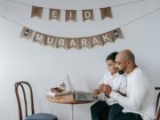 Fête de l’Aïd-al-Adha en Algérie : dispositions sanitaires et réglementaires Famille algérienne célébrant Aïd-al-Adha avec des agneaux et des plats traditionnels en Algérie