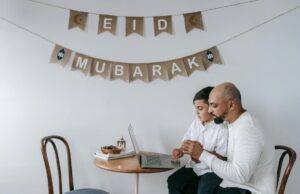 Fête de l’Aïd-al-Adha en Algérie : dispositions sanitaires et réglementaires Famille algérienne célébrant Aïd-al-Adha avec des agneaux et des plats traditionnels en Algérie