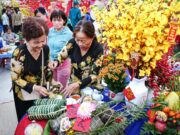Célébration de la fête musulmane de l’Aïd el-Kébir : concilier tradition et réglementation Famille en tenue traditionnelle maghrébine en train de préparer un repas pour l'Aïd el-Kébir