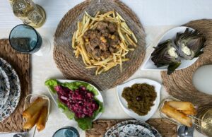 Le nouvel équilibre démographique français avec l’immigration maghrébine : une perspective chaleureuse Famille franco-maghrébine réunie autour d'une table pour le repas