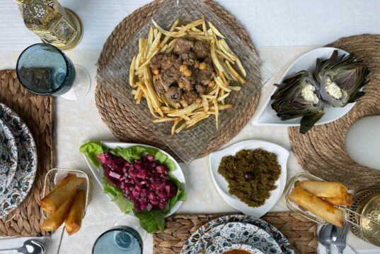 Le nouvel équilibre démographique français avec l’immigration maghrébine : une perspective chaleureuse Famille franco-maghrébine réunie autour d'une table pour le repas