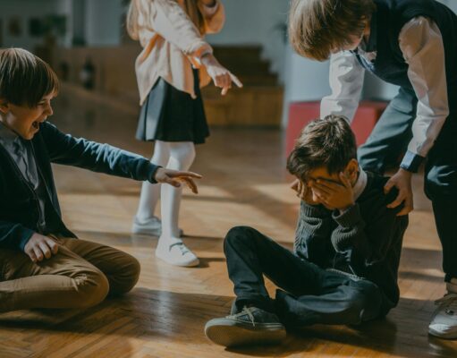 Les violences à l’école en Algérie, Tunisie et Maroc : parents et enfants en détresse et nécessitant de l’aide Parents et enfants à l'école maghrébine en détresse
