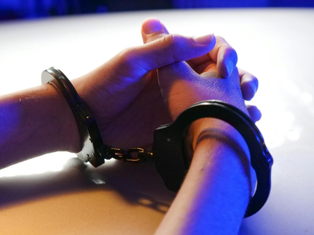 La disparition tragique d’une jeune mère près de Nantes : L’arrestation de son conjoint en Algérie