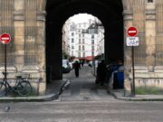 Les tendances actuelles de l’immigration maghrébine en France : des changements significatifs à suivre Immigrants maghrébins en train de traverser une rue en France