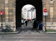 Les tendances actuelles de l’immigration maghrébine en France : des changements significatifs à suivre Immigrants maghrébins en train de traverser une rue en France