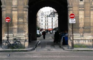 Les tendances actuelles de l’immigration maghrébine en France : des changements significatifs à suivre Immigrants maghrébins en train de traverser une rue en France