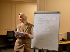 Faire des affaires au Maroc en 2026 : guide pratique pour les entreprises de la diaspora maghrébine Marocain en tenue d'affaires discutant avec une entreprise de la diaspora maghrébine