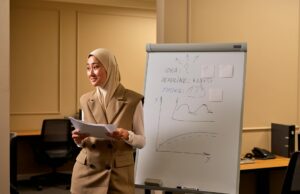 Faire des affaires au Maroc en 2026 : guide pratique pour les entreprises de la diaspora maghrébine Marocain en tenue d'affaires discutant avec une entreprise de la diaspora maghrébine