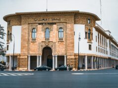 Jack Lang en Maroc : l’ex-ministre français accusé d’abus financier Jack Lang en Maroc, accusé d'abus financier. Ex-ministre français en présence de représentants marocains