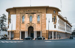 Jack Lang en Maroc : l’ex-ministre français accusé d’abus financier Jack Lang en Maroc, accusé d'abus financier. Ex-ministre français en présence de représentants marocains