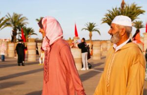 Modernité et tradition dans le monde de la mode au Maghreb : un dialogue harmonieux woman wearing a djellaba in a modern setting