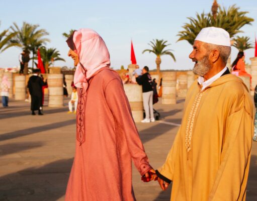 Modernité et tradition dans le monde de la mode au Maghreb : un dialogue harmonieux woman wearing a djellaba in a modern setting