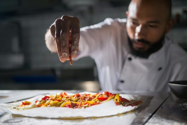 Mohamed Cheikh avec un plat d'algérie, tenant le trophée de Top Chef 2021