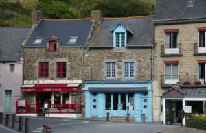 Saint-Jean-du-Falga : Découvrez un nouvel endroit pour les amateurs de cuisine algérienne Famille mangant couscous en Algérie, Saint-Jean-du-Falga France