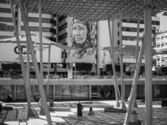 Maroc–UE : Guide complet des trois nouveaux projets pour soutenir les industries culturelles et créatives Marrakech artists working on a mural with EU funding support