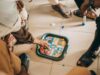 1001 Questions sur le Maroc : Comment jouer au jeu mobile dédié à la culture générale ? A Moroccan family playing the 1001 Questions sur le Maroc mobile game