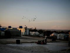 Guide complet des vols internationaux vers l’Algérie pour l’Aïd El-Adha Famille algérienne à l'aéroport, prête à prendre un vol international pour l'Aïd El-Adha