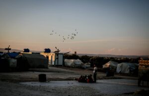 Guide complet des vols internationaux vers l’Algérie pour l’Aïd El-Adha Famille algérienne à l'aéroport, prête à prendre un vol international pour l'Aïd El-Adha