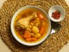 Ragoût marocain aux patates douces et poulet : la recette parfaite pour utiliser les restes du frigo Moroccan chicken and sweet potato stew in a colorful tagine with fresh herbs