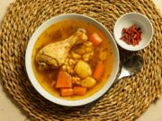 Ragoût marocain aux patates douces et poulet : la recette parfaite pour utiliser les restes du frigo Moroccan chicken and sweet potato stew in a colorful tagine with fresh herbs