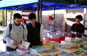 Ooredoo Tunisie : Fête de la culture et de la créativité à la 40ème édition de la Foire Internationale du Livre de Tunis Ooredoo Tunisia 40th Book Fair, Tunisian crowds at a book event, visitors reading books