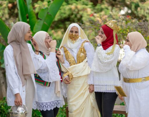Les mariages traditionnels maghrébins évoluent : voici les nouvelles modes Nouvelle génération de mariés maghrébins dans une cérémonie traditionnelle moderne